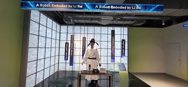 ▲중국 당나라 시대의 대표적인 시선 이백(Li Bai) 모습을 한 안드로이드 미미카지노