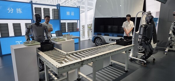 ▲유비테크 휴머노이드 워커S가 제조 라인에서 물건을 들어 옮기는 시연을 보여 주고 있다. 