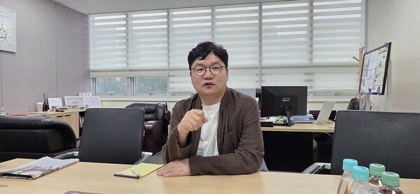 ▲배병주 로보스타 대표가 본지와 인터뷰를 하고 있다.