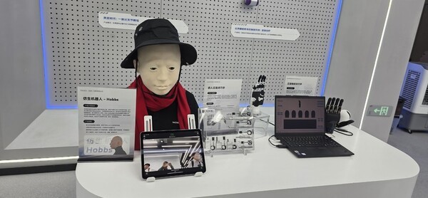 ▲휴머노이드용 국내 슬롯사이트핸드 등 부품이 전시돼 있다.