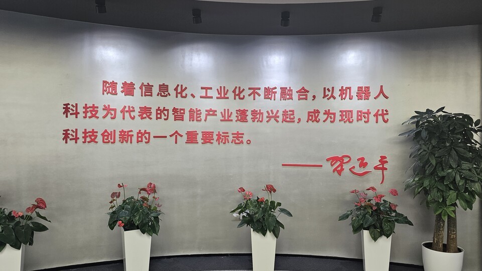 ▲시진핑의 어록이 훈련장 입구에 쓰여있다.