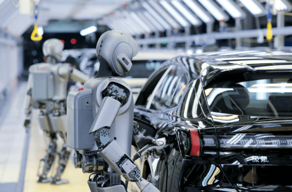 ▲ 지커 공장에 투입돼 협력 작업을 진행하고 있는 휴머노이드 하노이 카지노 슬롯.(사진=유비테크)