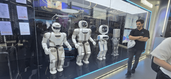 ▲ 유비테크 홍보관에 들어가면 가장 먼저 유비테크가 그동안 발표한 여러 휴머노이드 하노이 카지노 슬롯들이 손님을 맞는다.