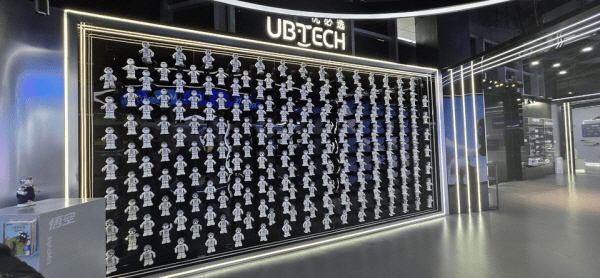 ▲유비테크의 소형 휴머노이드 하노이 카지노 슬롯 ‘우쿵’이 벽면을 장식하고 있다.