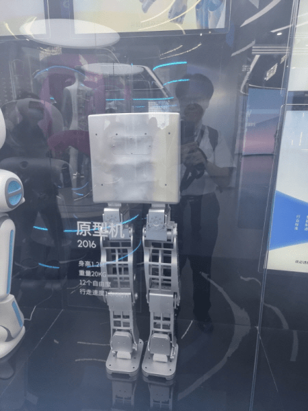 ▲2016년 개발된 휴머노이드 하노이 카지노 슬롯 원형기. 12 자유도에 키 1.2미터, 무게 20kg