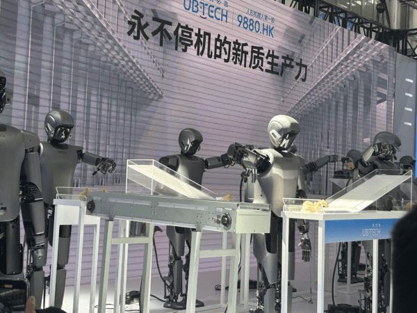 ▲WRC 2025에서 유비테크 다수의 휴머노이드 하노이 카지노 슬롯들이 협력하는 모습을 시연하고 있다.