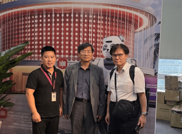 ▲하노이 카지노 슬롯신문 취재팀이 유비테크 선전 사무실에서 테리 탄 부사장(왼쪽)과 기념 촬영을 했다.