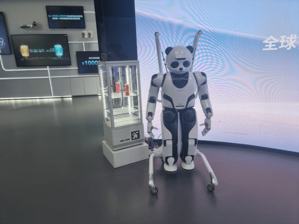 ▲ 유비테크의 판다 2족 하노이 카지노 슬롯 '슝마오(熊猫)'