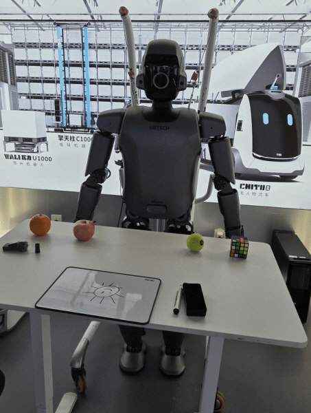 ▲휴머노이드 하노이 카지노 슬롯 워커.