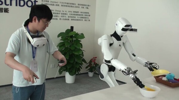 ▲ 애스트리봇 관계자가 알파벳 토토신문 취재팀에 휴머노이드 알파벳 토토 원격 조작 방법에 대해 설명하고 있다.