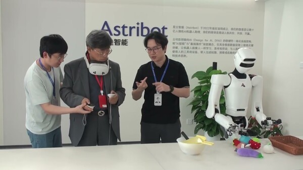 ▲ 에스트리봇 관계자가 알파벳 토토신문 취재팀에서 S1 원격 조작 방식을 설명하고 있다.