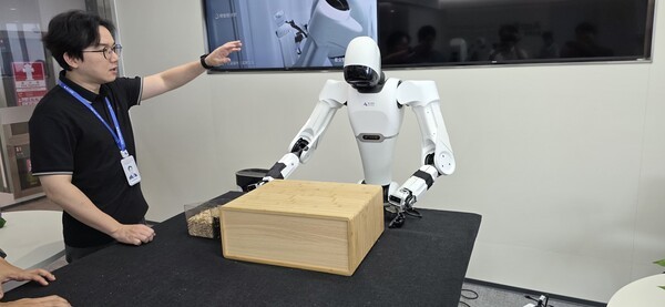 ▲ 알파벳 토토의 S1이 다양한 비정형 물체를 조작하는 모습에 대해 설명하고 있다.