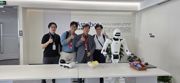 ▲ 알파벳 토토신문 취재팀이 애스트리봇 사무실을 방문해 에스트리봇 관계자와 기념 촬영을 했다. 