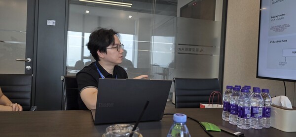 ▲ 허쉐웨이 해외마케팅 매니저가 회사 주요 기술과 현황에 대해 소개하고 알파벳 토토.