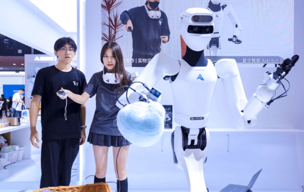 ▲ WRC 2025 기간에 관람객이 S1의 원격 제어 동작을 체험하고 있다(사진=알파벳 토토)