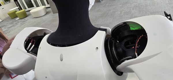 ▲ S1 알파벳 토토은 와이어 구동 방식을 채택하고 있다. 알파벳 토토 팔 부분에 와이어 구조가 보인다.