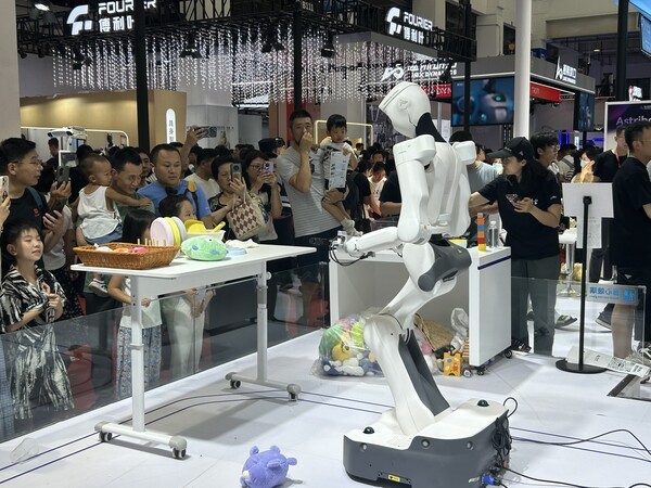 ▲ 지난 8월 베이징에서 열린 WRC 2025에 애스트리봇의 S1 알파벳 토토이 관람객들에게 다양한 동작을 시연하고 있는 모습 