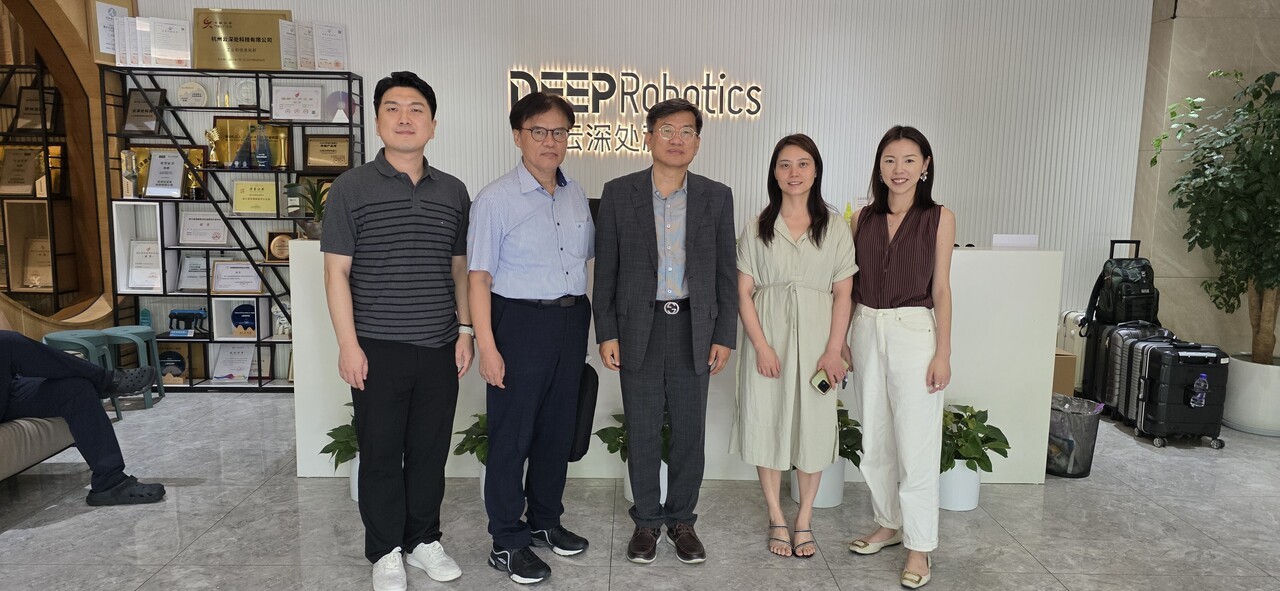 ▲딥로보틱스 항저우 본사에서 오션 스토리 슬롯신문 취재팀과 딥로보틱스 해외 마케팅팀이 사진 촬영을 했다.