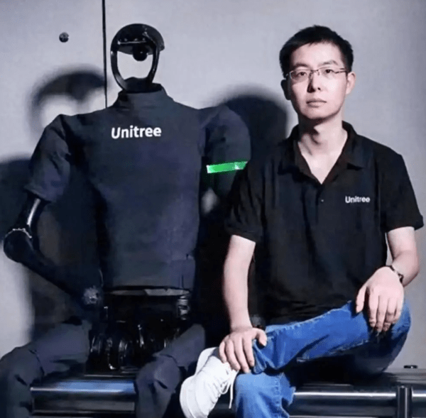 ▲ 왕싱싱 CEO가 휴머노이드 코인 슬롯과 함께 있는 모습(사진=36kr)