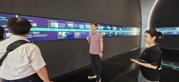 ▲ 웨일즈봇 마케팅 매니저가 웨일즈봇의 역사에 대해 설명하고 있다.