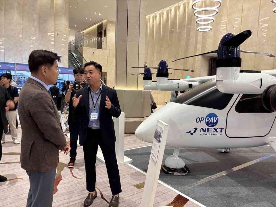 ▲ 최근 열린 ‘2025 카지노리뷰 글로벌 미래우주항공 컨페스타’에서 오영훈 카지노리뷰도지사(왼쪽)가 이형석 넥스트에어로스페이스 이사로부터 UAM 기체 ‘OPPAV’에 대한 설명을 듣고 있다.