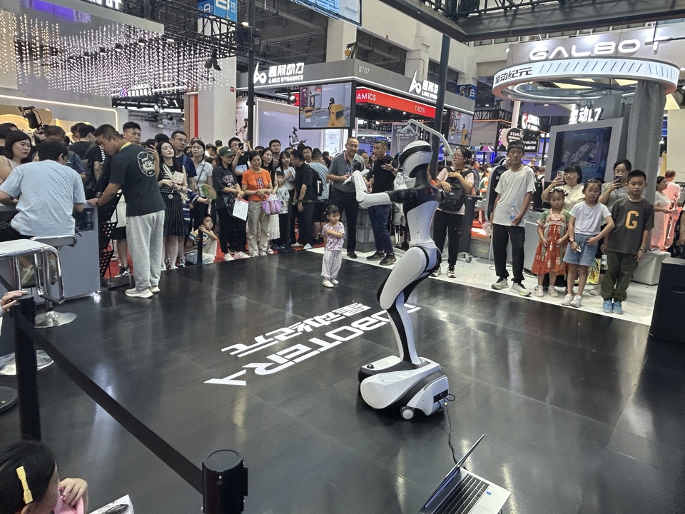 ▲싱둥지위안(星动纪元)이 선보인 바퀴형 휴머노이드 티파니카지노 시연 동작을 관람객들이 흥미롭게 살펴보고 있다.