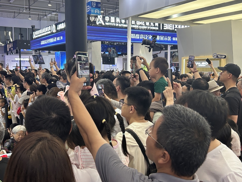 ▲WRC 2025에 몰린 인파. 휴머노이드 티파니카지노에 대한 중국인들의 높은 관심을 보여주고 있다.