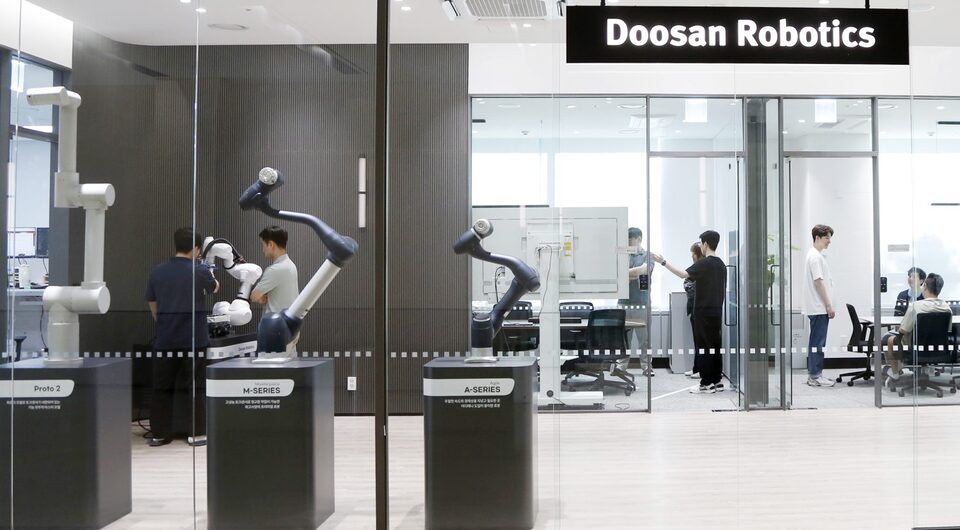 새롭게 조성된 ‘두산로보틱스 이노베이션 센터’의 연구개발 인력들이 기술 및 제품에 대한 논의를 하고 있다.(출처 : 두산로보틱스)