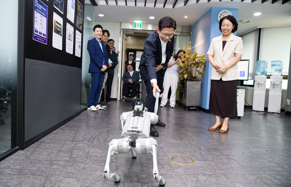 ▲배경훈 과학기술정보통신부 장관이 18일 열린 ‘모험 혁신적 AI 투자 추진 간담회’에 참석해 이원희 스페이스뱅크 대표로부터 설명을 듣고 사족보행 로봇과 악수하고 있다. (제공=스페이스뱅크)