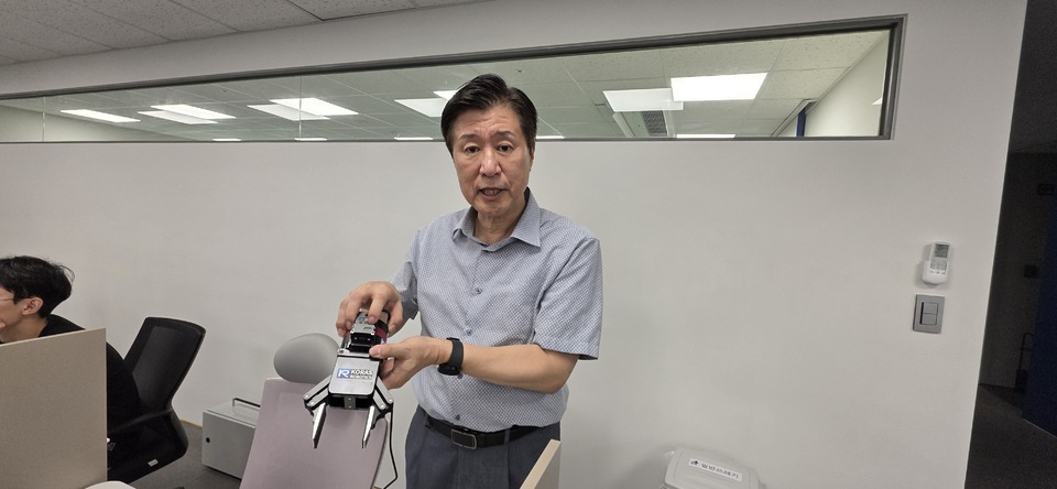 ▲송재복 코라스로보틱스 대표가 슬롯사이트 벳위즈 핸드에 해당하는 툴링 시스템에 대해 설명하고 있다.