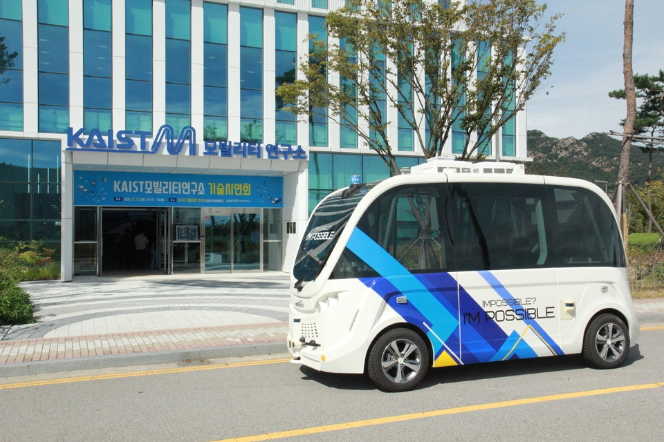 ▲김인희 교수가 개발한 원격자율주행 자동차(사진=KAIST)