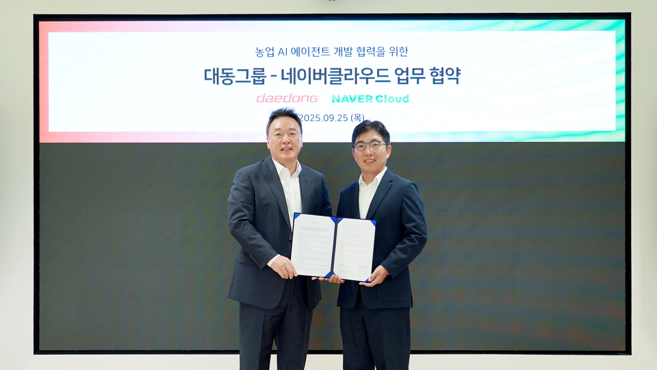 ▲25일 성남시 분당구에 위치한 코난카지노 그린팩토리 사옥에서 원유현 대동 대표(왼쪽)와 김유원 코난카지노 대표가 업무 협약서 서명 후 사진 촬영을 하고 있다. (사진=대동)