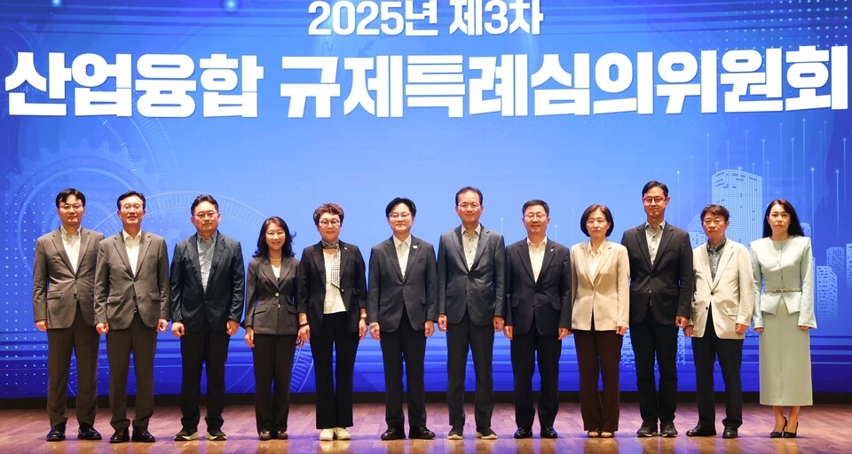 ▲'제3차 산업융합 규제특례 심의위원회' 참석자들이 기념사진을 찍고있다.(사진=산업부)