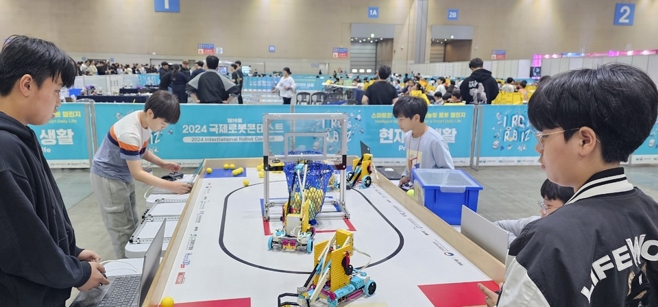 ▲지난해 열린 에어 스포츠 컴피티션(AIR SPORTS COMPETITION). 돌리고슬롯 미니농구 참가자들이 대결을 펼치고 있다.