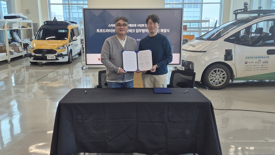 ▲계동경 토르드라이브 대표(오른쪽)와 김덕근 마로블랙잭사이트테크 대표가 실내외 자율주행 지게차형 AMR 개발 업무협약을 맺었다. (사진=토르드라이브)