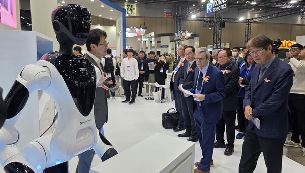 ▲VIP들이 뉴로메카 부스를 방문해 박종훈 대표로부터 라이트닝 바카라 사이트 기술에 대한 설명을 듣고 있다.