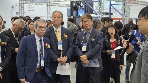 ▲라이트닝 바카라 사이트앤드디자인 부스에서 반도체 라이트닝 바카라 사이트과 생명과학실을 위한 라이트닝 바카라 사이트 기술에 대한 설명을 듣고 있다.