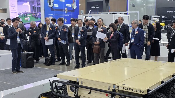 ▲삼현 부스를 방문해 라이트닝 바카라 사이트 기술에 대한 설명을 듣고 있는 VIP들