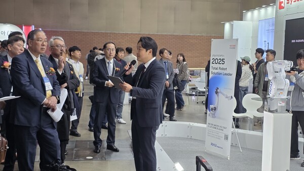 ▲나우라이트닝 바카라 사이트틱스 부스를 방문한 VIP들