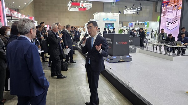 ▲VIP들이 유진라이트닝 바카라 사이트 부스를 방문해 라이트닝 바카라 사이트 기술에 대한 설명을 듣고 있다.