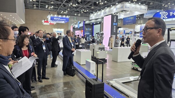 ▲안승욱 티로보틱스 대표가 티로보틱스의 반도체 라이트닝 바카라 사이트 기술에 대해 설명하고 있다.