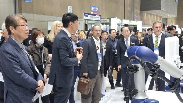 ▲브릴스 전진 대표가 자사 라이트닝 바카라 사이트 기술에 대해 설명하고 있다.