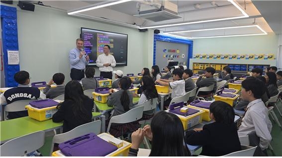 ▲빅터 세이지 레고 에듀케이션 사장이 동산초등학교를 방문해 컴퓨팅 사고력과 문제 해결 중심의 ‘핸즈온(Hands-on)’ 코딩 신규 슬롯사이트과 관련해 학생들과 질의 응답 시간을 가졌다.