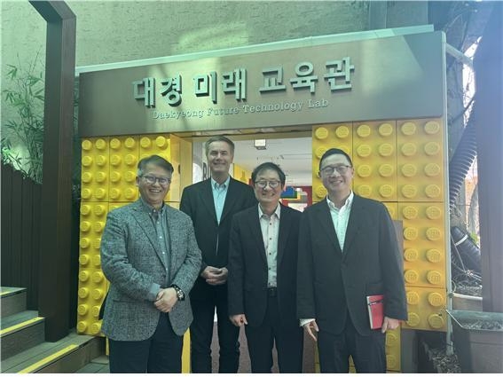 ▲동산초등학교를 찾은 강현웅 핸즈온테크놀러지 대표, 빅터 세이지 레고 에듀케이션 사장, 손상영 동산초등학교 교장, 장재영 레고 에듀케이션 이사(왼쪽부터)가 미래신규 슬롯사이트관 앞에서 기념 촬영했다.