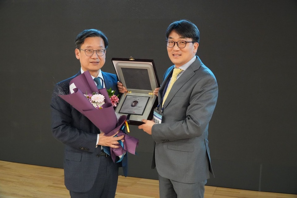 ▲무료 슬롯 머신 카지노 정창욱 이사장(사진 우측)이 이병주 명예이사장에게 정년 퇴임을 맞아 감사패를 전달하고 있다.