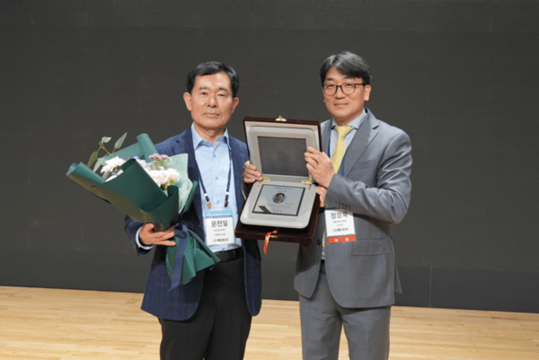 ▲무료 슬롯 머신 카지노 정창욱 이사장(사진 우측)이 문전일 명예이사장에게 공로패 전달 후 기념촬영을 하고 있다. 