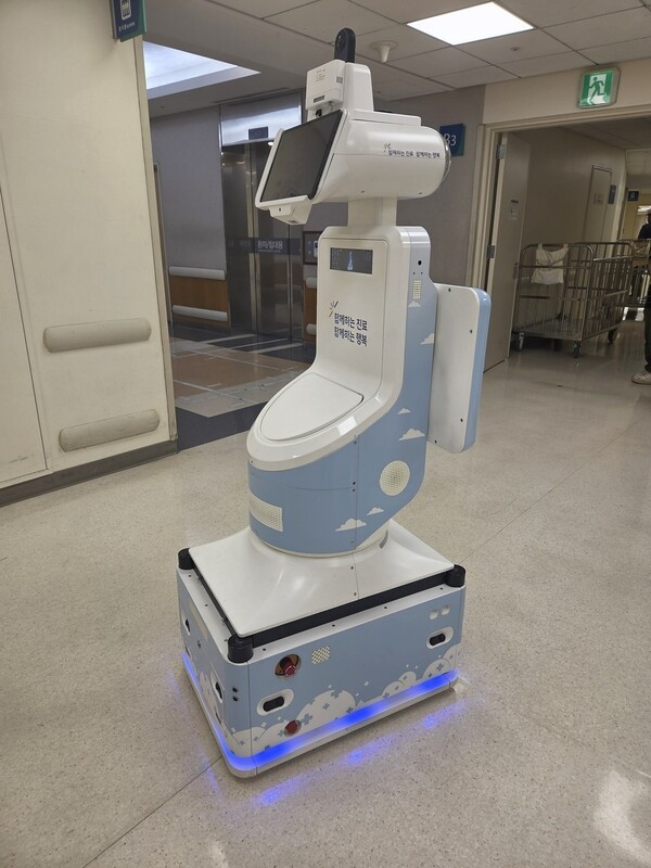 ▲ 삼성서울병원 'SMC 병동로봇'이 암병동 복도를 이동하고 있다. (사진=김준배 기자)