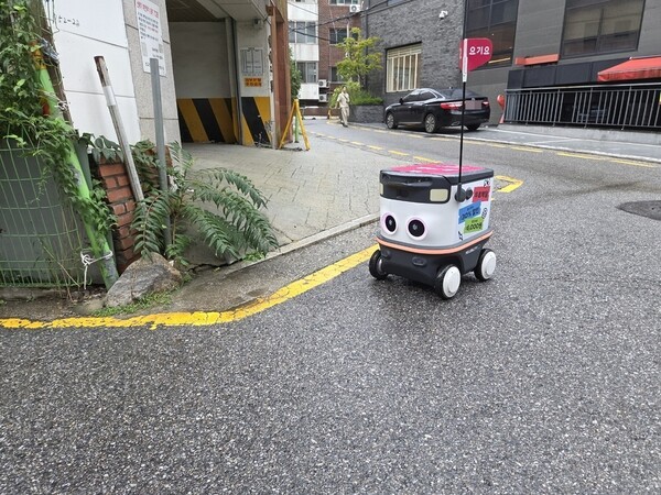 ▲ 뉴빌리티의 배달프리 슬롯 뉴비가 서울 강남구 역삼동의 주택가 좁은 길을 이동하고 있다. 차량과 마주치면 잠시 멈춰서기도 했다. (사진=김준배 기자)