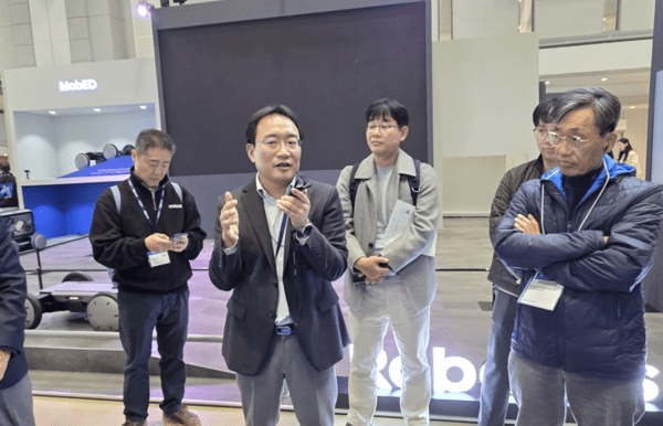 ▲현대차·기아 로보틱스랩 현동진 상무가 3일 ‘일본 국제무료 슬롯사이트전시회 2025(iREX 2025)’ 현대차·기아 모베드 전시 부스에서 국내 참관자들의 여러 질문에 답하고 있다. (사진=무료 슬롯사이트신문 일본 iREX 취재단)