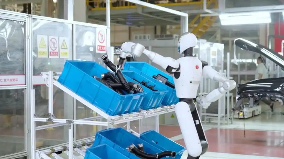 中 갤봇 휴머노이드, 전자부품 기업에 1000대 배치 - 뉴스 썸네일 이미지